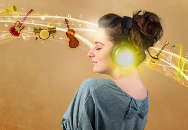 Young woman with headphones listening to music — Stock Photo, Image