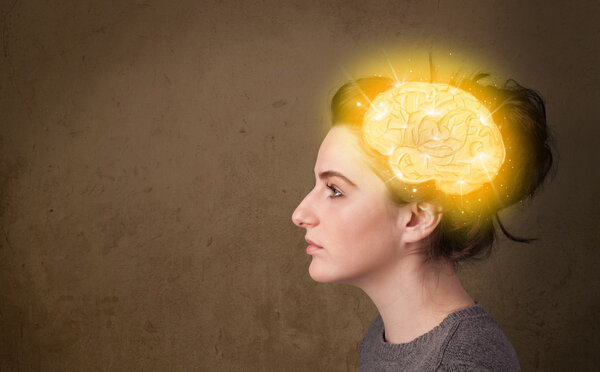 Молодая девушка думает с блестящей иллюстрацией мозга
