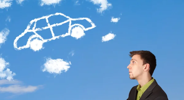 Bonito jovem olhando para a nuvem de carro em um céu azul — Fotografia de Stock