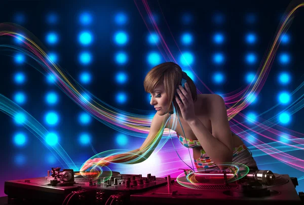 Jeune fille Dj mélangeant les disques avec des lumières colorées — Photo