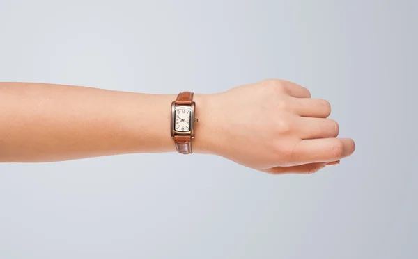 Mano con reloj que muestra la hora exacta — Foto de Stock