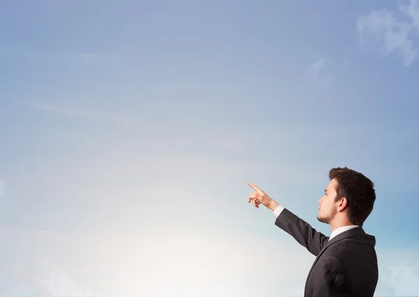 Bonito homem olhando para o céu azul copyspace — Fotografia de Stock