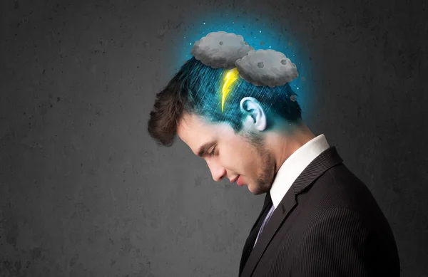 Człowiek z głową burza z piorunami błyskawica — Zdjęcie stockowe