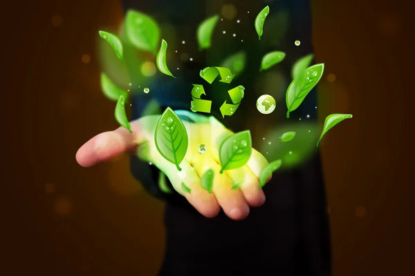 Joven empresario presentando eco hoja verde reciclar cono de energía —  Fotos de Stock