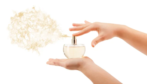 Vrouwenhanden spuiten parfum — Stockfoto