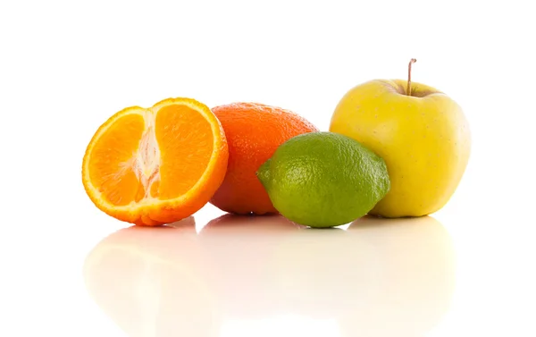 Frutas frescas tropicales saludables sobre fondo blanco — Foto de Stock