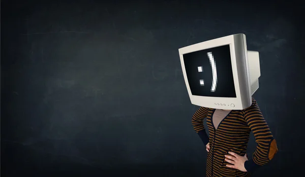 Ragazza divertente con una scatola di monitor sulla testa e un volto sorridente — Foto Stock