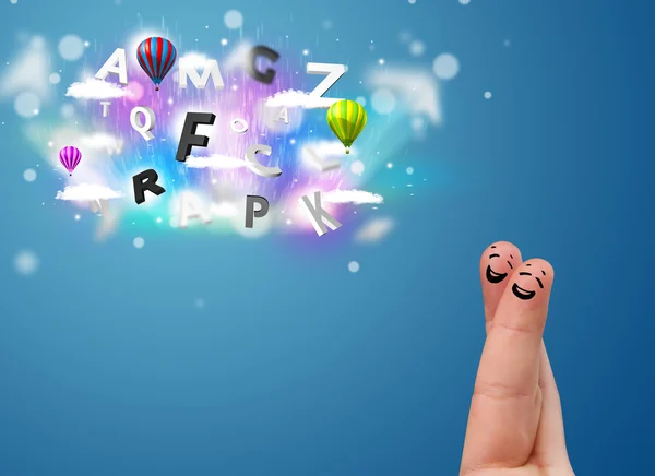 Šťastný obličej prsty při pohledu na barevné kouzelné mraky a míč — Stock fotografie