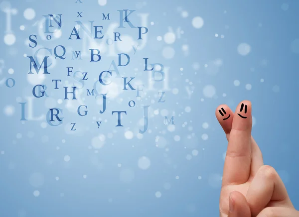 Heureux doigts souriants regardant mélange de lettres bokeh — Photo