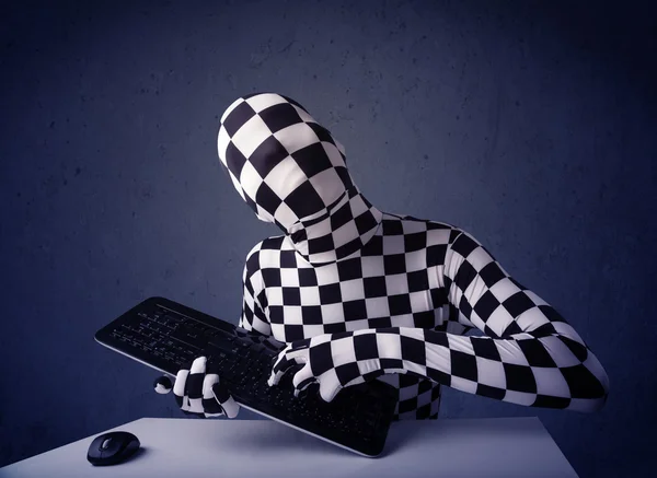 Homem sem identidade trabalhando com teclado em fundo azul — Fotografia de Stock