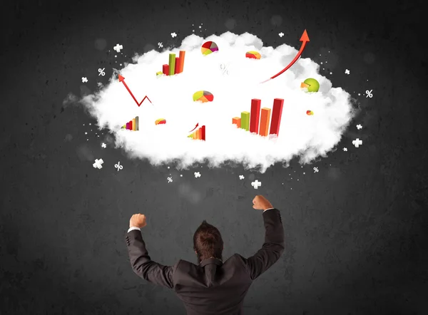 Affärsman med diagram i ett moln över huvudet — Stockfoto