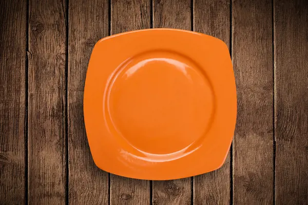 Kolorowy pusty talerz na grungy tle tabeli — Zdjęcie stockowe