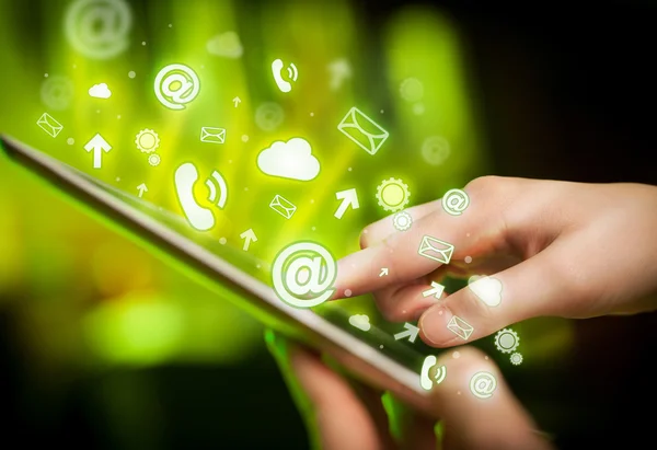 Mão tocando tablet pc, conceito de mídia social — Fotografia de Stock
