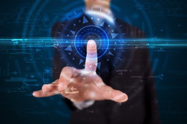 yüksek teknoloji kontrol paneli ekran tuşuna basarak yakışıklı teknik okul adam