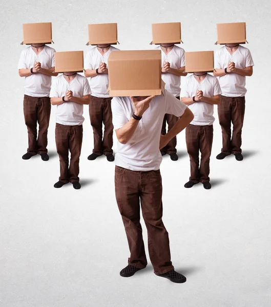 Emberek intett a fejükön üres doboz — Stock Fotó
