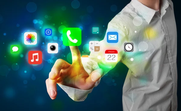 Przystojny biznesmen naciśnięcie ikony kolorowy aplikacji mobilnych z bok — Zdjęcie stockowe