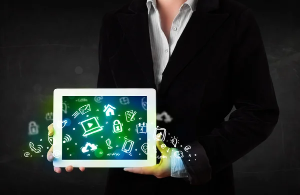 녹색 미디어 아이콘과 상징으로 태블릿을 들고 있는 사람 — 스톡 사진