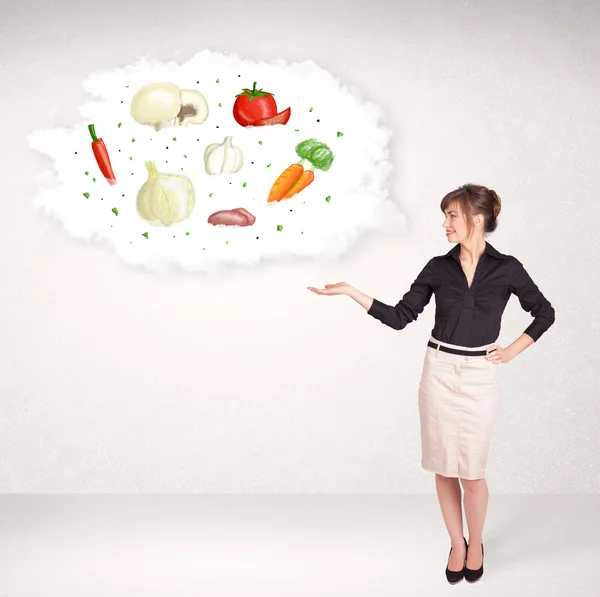Молода дівчина представляє харчову хмару з овочами — стокове фото