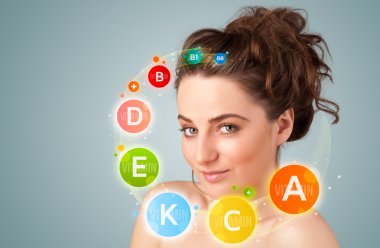 genç ve güzel kız ile renkli vitamin simgeler ve semboller