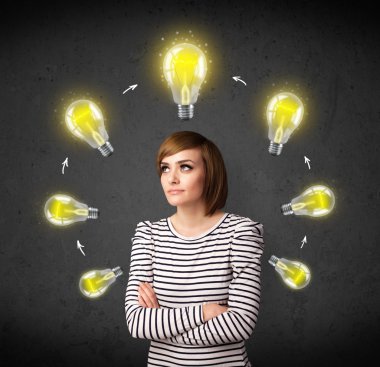genç kadın başının etrafında dolaşım ampul ile düşünme