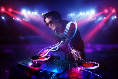 DJ sahnede ışık efektleri ile müzik çalma