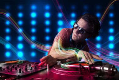 Genç dj kayıtları renkli ışıkları ile karıştırma