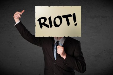 İş adamı protesto işareti tutuyor.