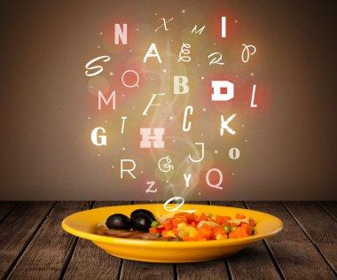 Tahtada renkli harflerle taze aşçı yemeği.