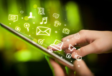 Tablet bilgisayarı üzerinde parmak işareti, sosyal medya kavramı