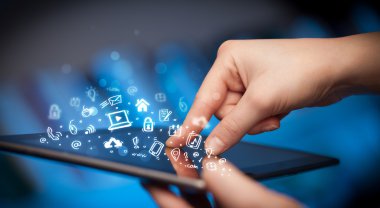 Tablet bilgisayarı üzerinde parmak işareti, sosyal medya kavramı