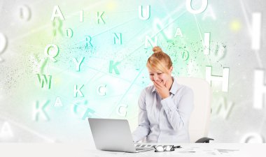 Masasında yeşil kelime bulutu olan bir iş kadını