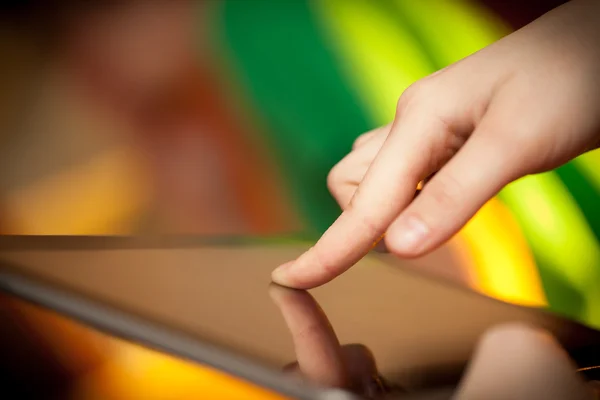 Zeigefinger auf Tablet-PC mit Leerraum — Stockfoto
