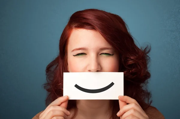 Gelukkig mooie vrouw met kaart met grappige smiley — Stockfoto