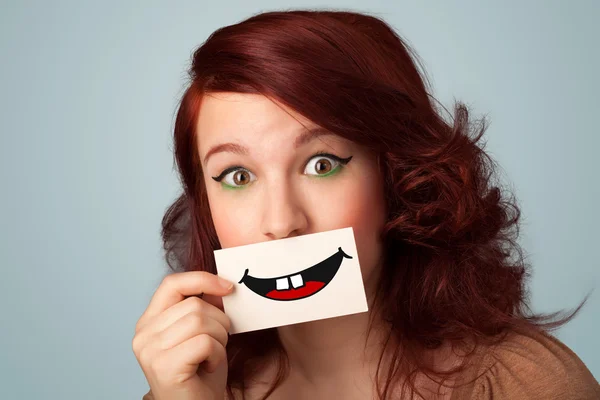 Glückliche hübsche Frau mit Karte und lustigem Smiley — Stockfoto