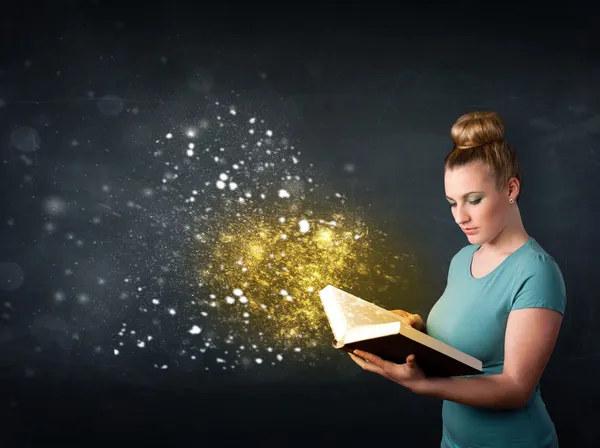 Jovencita leyendo un libro mágico — Foto de Stock