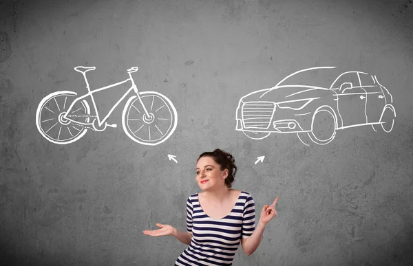 Жінка робить вибір між велосипедом і машиною — стокове фото