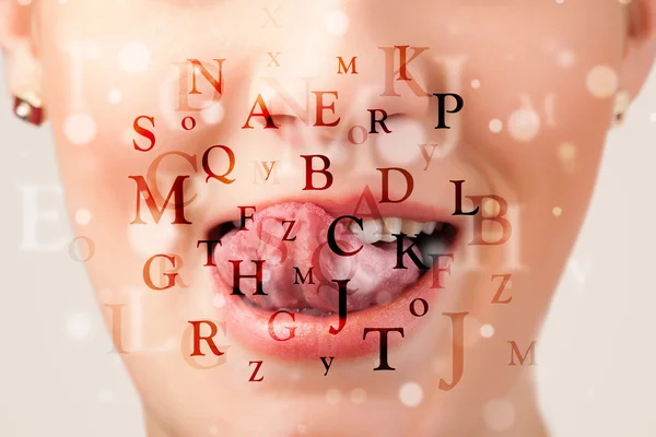 Mooi meisje lippen ademhaling lettertypen en tekens — Stockfoto