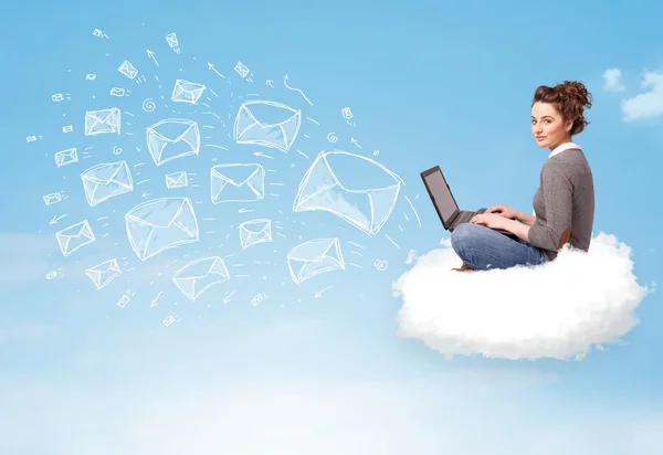 Молода жінка сидить у хмарі з ноутбуком — стокове фото