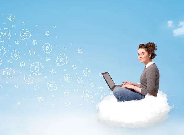 Junge Frau sitzt mit Laptop in Wolke — Stockfoto
