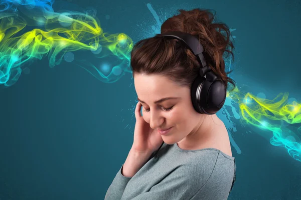 Mujer joven escuchando música con auriculares — Foto de Stock