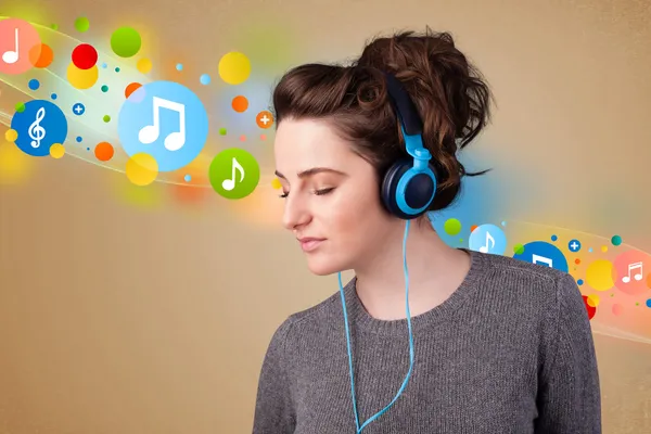 Young woman listening to music with headphones — Stock Photo, Image