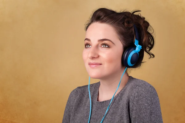 Junge Frau mit Kopfhörern hört Musik mit Kopierplatz — Stockfoto
