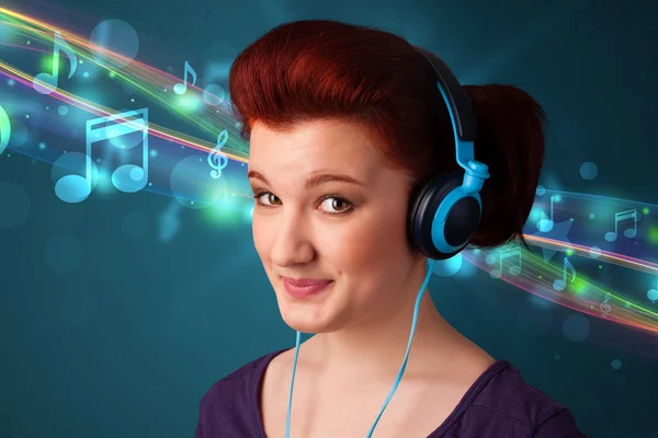 Young woman listening to music with headphones — Stock Photo, Image