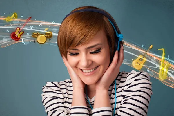 Mujer joven con auriculares escuchando música — Foto de Stock