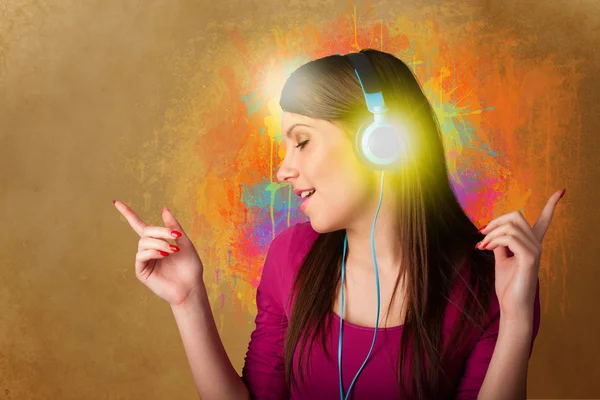 Mujer joven con auriculares escuchando música —  Fotos de Stock