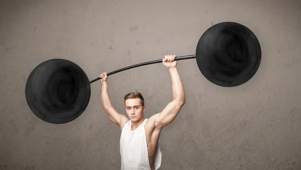 Muskulöser Mann beim Heben von Gewichten — Stockfoto