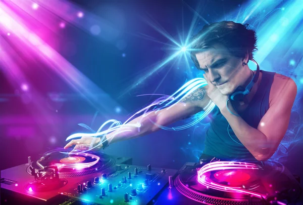 Energetischer DJ mischt Musik mit kraftvollen Lichteffekten — Stockfoto