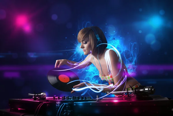 Disc jockey riproducendo musica con effetti di luce elettrica e luci — Foto Stock