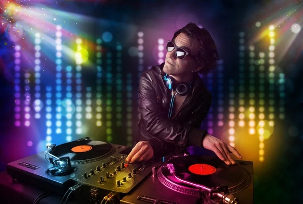 Dj tocando canciones en una discoteca con espectáculo de luz — Foto de Stock