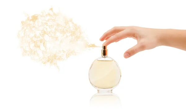 Vrouwenhanden spuiten parfum — Stockfoto